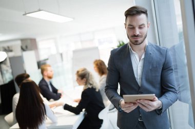 Genç yakışıklı mimar ofis toplantı portresi