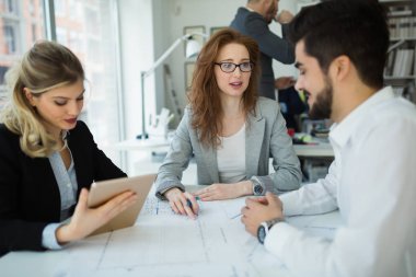 Modern toplantı odasında etmek ve iş kişi konferans