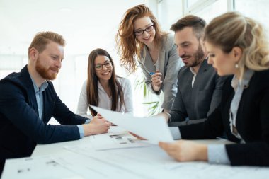 Modern toplantı odasında etmek ve iş kişi konferans