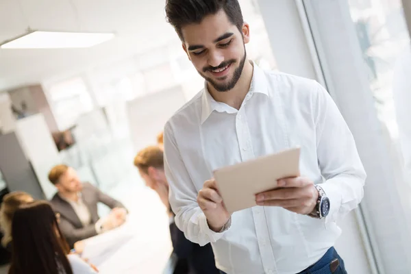 Joven Atractivo Arquitecto Masculino Usando Tableta Digital Oficina — Foto de Stock