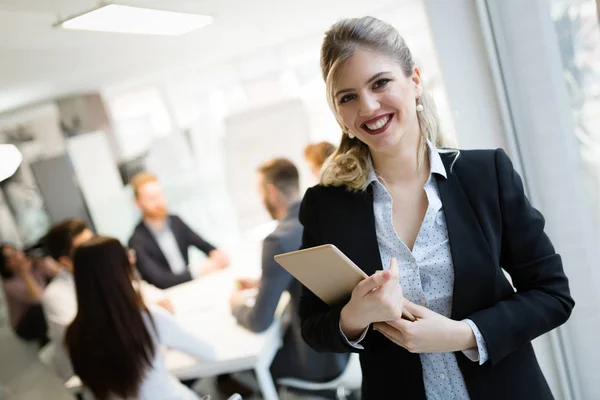 Retrato Feliz Sonrisa Hermosa Mujer Negocios Sosteniendo Tableta — Foto de Stock