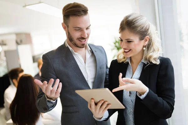 Felici Colleghi Affari Chiacchierata Informale Ufficio — Foto Stock