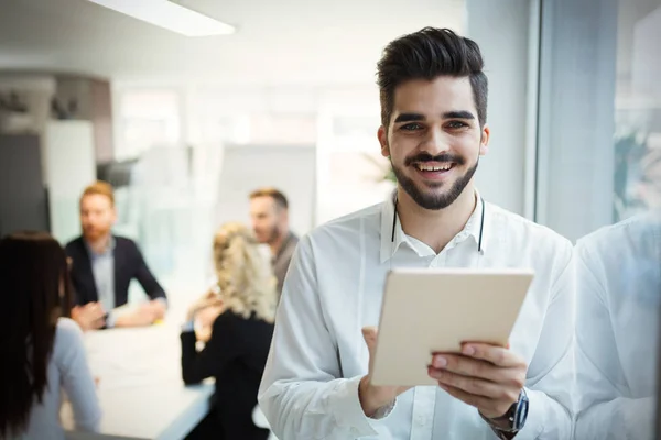 Przystojny Biznesmen Przy Użyciu Komputera Typu Tablet Business Office — Zdjęcie stockowe