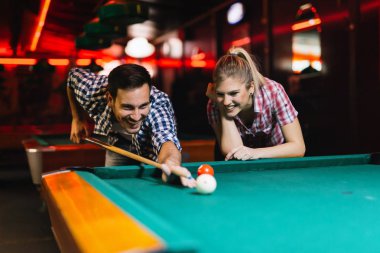 Genç çekici çift oyun snooker birlikte bar