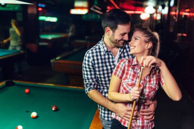 Birlikte Bilardo kulüp tarihte genç çekici çift