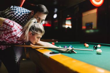 Genç çekici çift oyun snooker birlikte bar