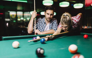 Genç çekici çift oyun snooker birlikte bar