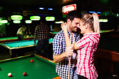 Birlikte Bilardo kulüp tarihte genç çekici çift