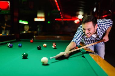 Havuz bar yalnız oynayan genç çekici adam