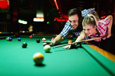Genç çekici çift oyun snooker birlikte bar