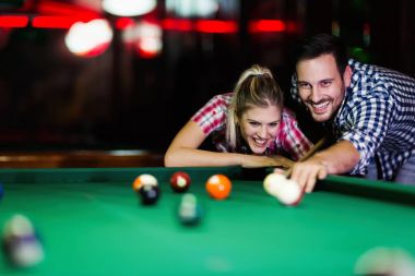 Genç çekici çift oyun snooker birlikte bar