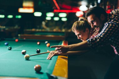 Genç çekici çift oyun snooker birlikte bar