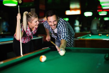 Genç çekici çift oyun snooker birlikte bar