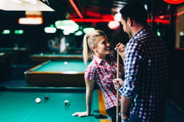 Birlikte Bilardo kulüp tarihte genç çekici çift