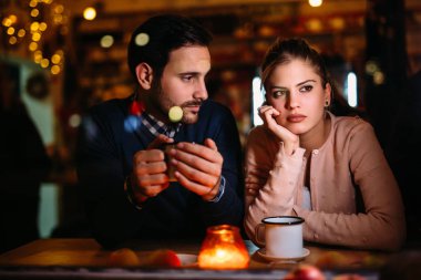 Üzgün genç çift çatışma ve ilişki sorunları