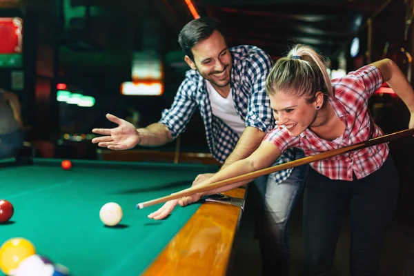 Junges Attraktives Paar Spielt Gemeinsam Snooker Bar — Stockfoto