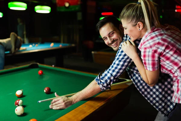 Junges Attraktives Paar Spielt Gemeinsam Snooker Bar — Stockfoto