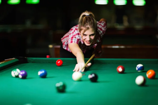 Jonge Aantrekkelijke Lachende Vrouw Pool Spelen Staaf — Stockfoto