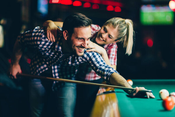 Young Attractive Couple Playing Snooker Together Bar — Stock Photo, Image