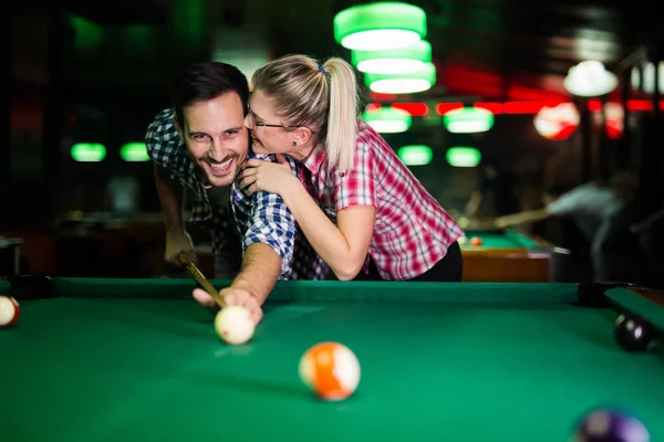 Jovem Casal Atraente Jogando Snooker Juntos Bar — Fotografia de Stock