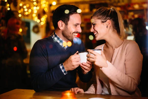 Romantisches Junges Paar Das Sich Nachts Einer Kneipe Trifft — Stockfoto