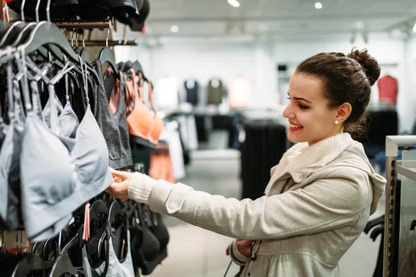 Молода Приваблива Жінка Купує Одяг Торговий Центр — стокове фото