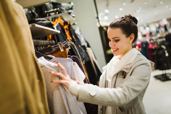 Wanita Muda Yang Menarik Membeli Pakaian Pusat Perbelanjaan — Stok Foto