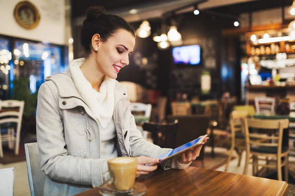 Ελκυστική Νεαρή Γυναίκα Χρησιμοποιώντας Ψηφιακό Tablet Καφετέρια — Φωτογραφία Αρχείου