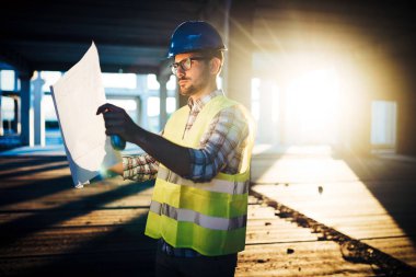 Resmi inşaat sitesi mühendis inşaat plan seyir