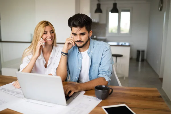 Hombre Joven Guapo Atractiva Mujer Trabajando Juntos Ordenador Portátil — Foto de Stock