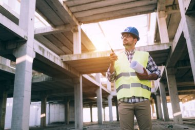 Erkek mimar site oluşturma, telsiz iletişim kurma