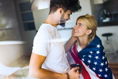 Sevimli genç çift sarılma ve evlerinde gülümseyen