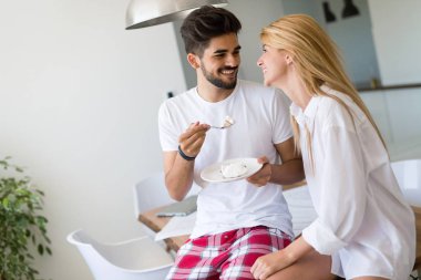 Evde vakit genç sevimli çift pasta yemeye