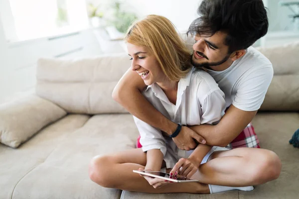 Jovem Casal Atraente Passar Tempo Juntos Casa Usando Tablet — Fotografia de Stock