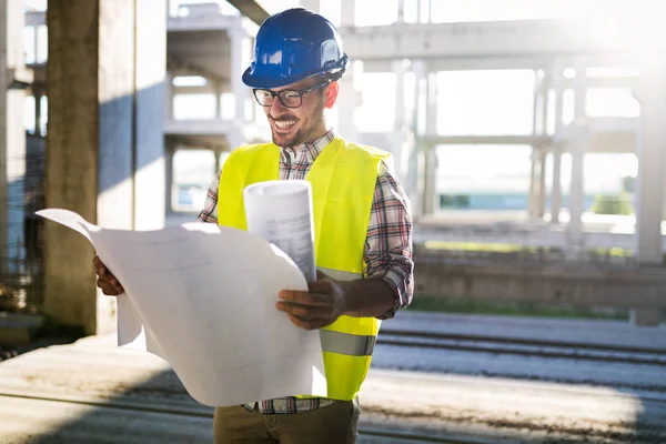 Picture Construction Site Engineer Looking Construction Plan — Stock Photo, Image