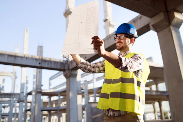 Picture Construction Site Engineer Looking Construction Plan — Stock Photo, Image