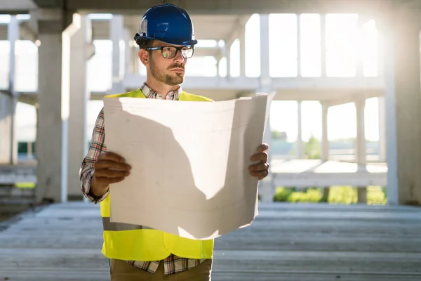 Obraz Budowy Inżynier Budowy Patrząc Plan Budowy — Zdjęcie stockowe