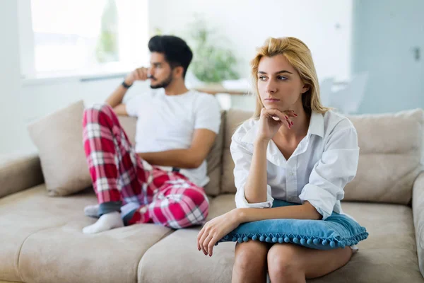 インポテンツと嫉妬が原因の離婚の危機に瀕し夫婦不満 — ストック写真
