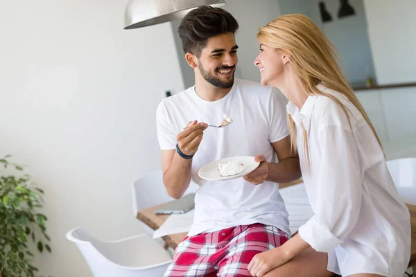 Linda Pareja Alegre Joven Pasar Tiempo Casa Comiendo Pastel —  Fotos de Stock