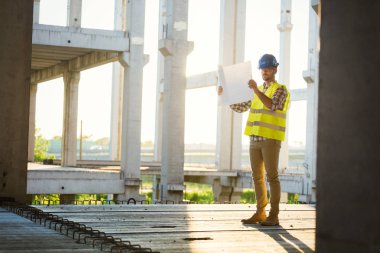 Resmi inşaat sitesi mühendis inşaat plan seyir