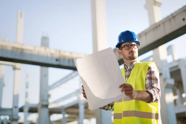Portrait Male Site Contractor Engineer Hard Hat Holding Blue Print — Stock Photo, Image