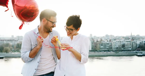 Coppia Romantica Innamorata Incontri Sorridente Tramonto All Aperto — Foto Stock