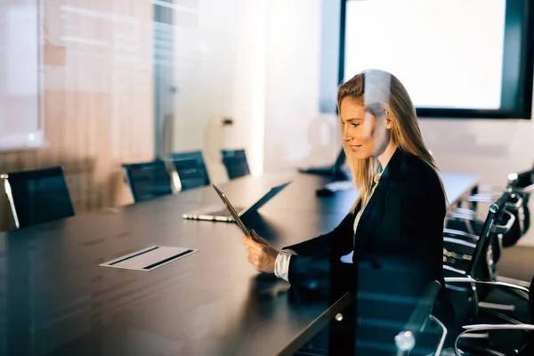 Attraktive Geschäftsfrau Nutzt Digitales Tablet Modernen Büro — Stockfoto