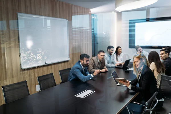 현대적인 회의실에서 비즈니스 미팅의 — 스톡 사진