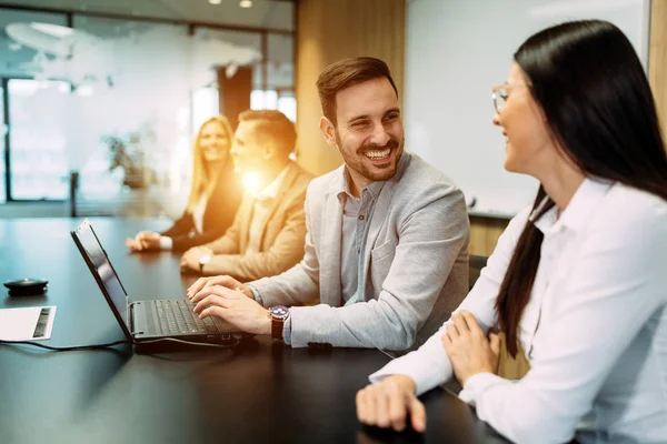 Bilde Næringslivsfolk Som Diskuterer Møteseminaret – stockfoto