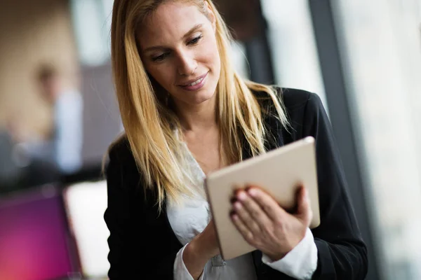 Atractiva Mujer Negocios Utilizando Tableta Digital Oficina Moderna — Foto de Stock