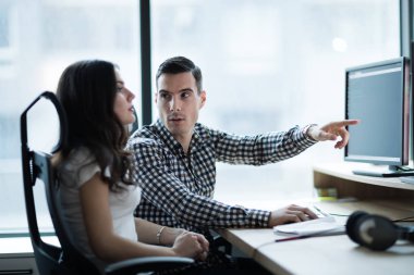 Resim iş adamları birlikte office şirkette çalışan