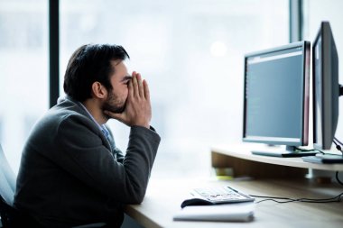 Endişeli işadamı office bilgisayar üzerinde çalışan resmi