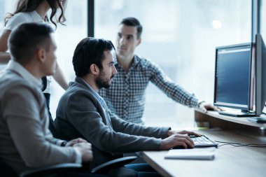 Resim iş adamları birlikte office şirkette çalışan