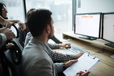 Resim iş adamları birlikte office şirkette çalışan